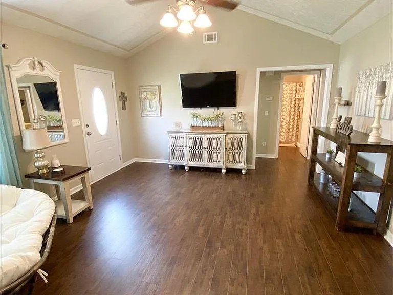 219 Southern Lake Dr — Photo 5