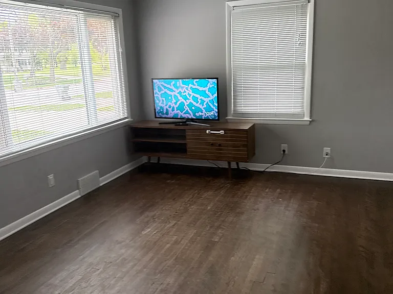 5521 W Green Tree Rd — Photo 3