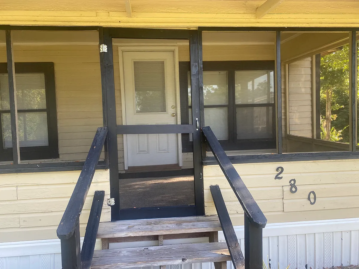 FRONT ENTRANCE - 280 SE Thompkins Ave