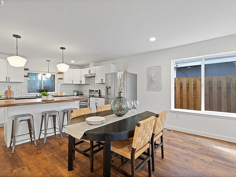 570 NE 55th Ave — Photo 6