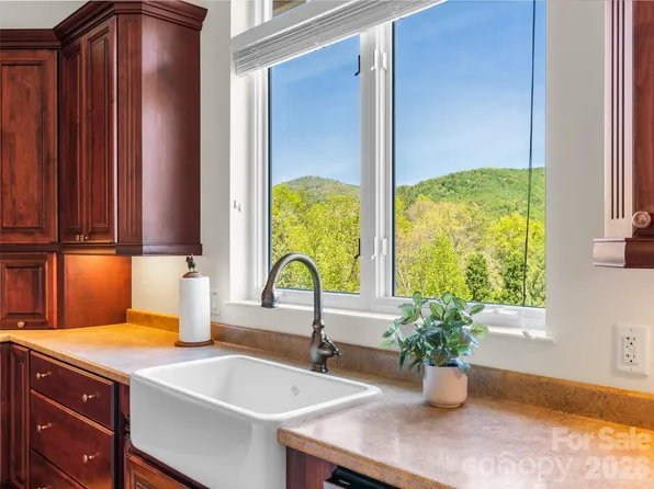16 Chickadee Ln, Fairview, NC 28730
