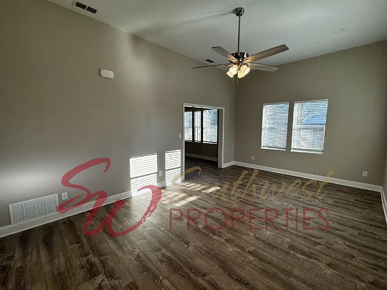 939 W Frey St — Photo 3