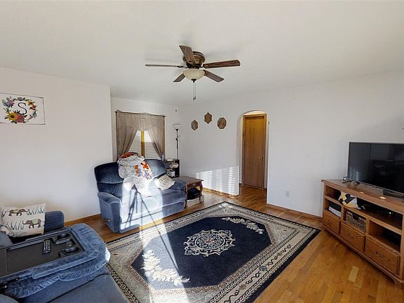 4th image of 305 E 21st St