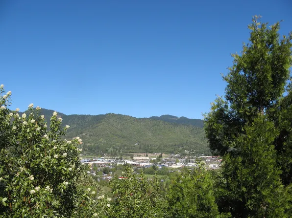 1129 NW Starlite Pl, Grants Pass, OR 97526