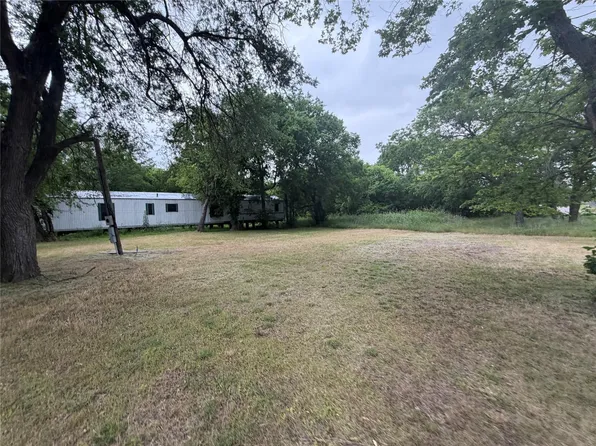 300 N Austin St, Wolfe City, TX 75496