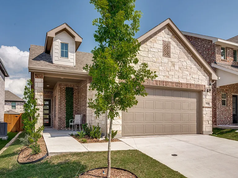715 Dotty Dr — Photo 1