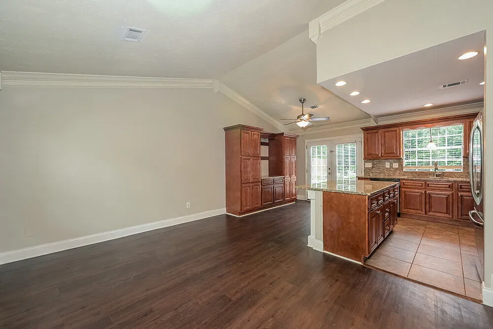 3 bed, 2.0 bath, 1392 sqft, $3,660 — Photo 4