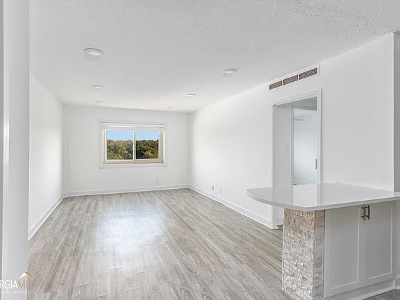 2nd image of 2285 Peachtree Rd NE Unit 902