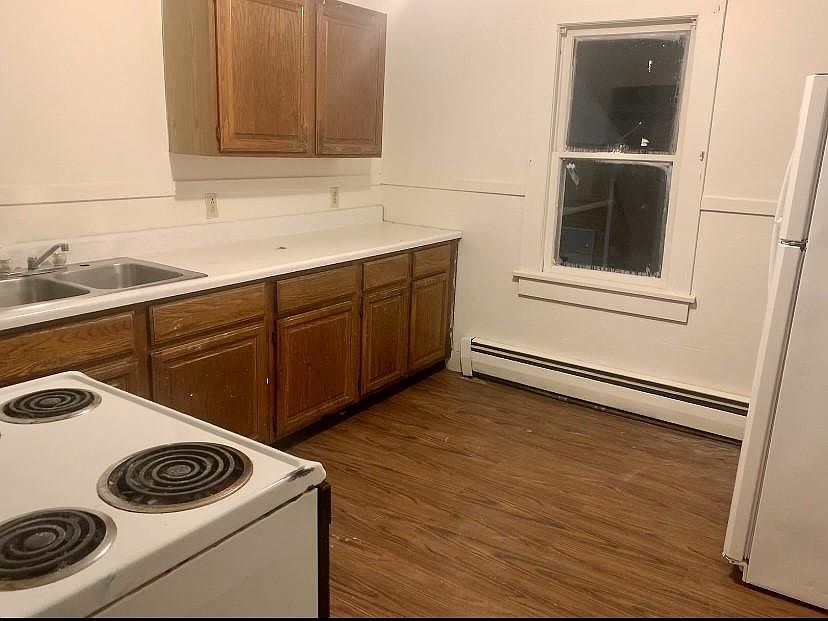 2nd image of 160 Roosevelt Ave #5