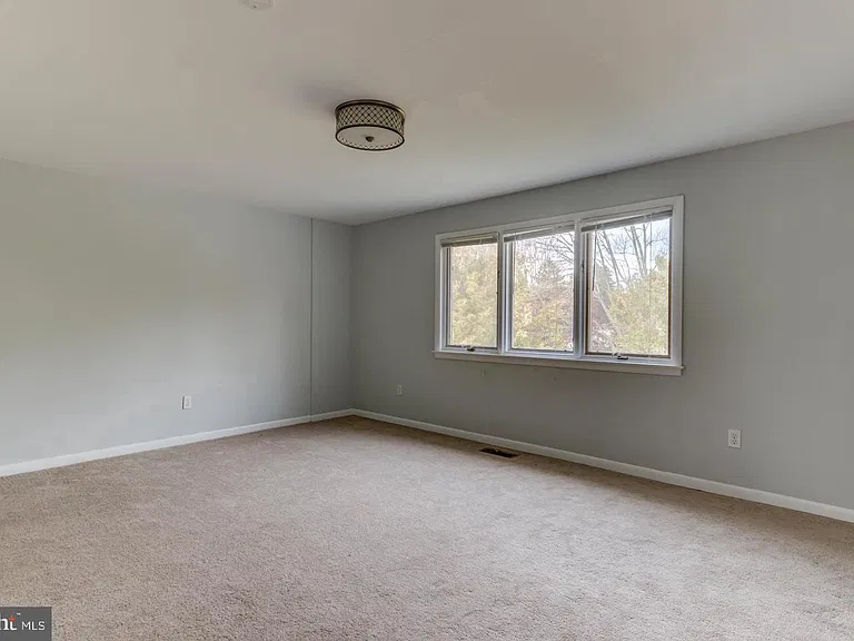 107 Montrose Ave — Photo 17