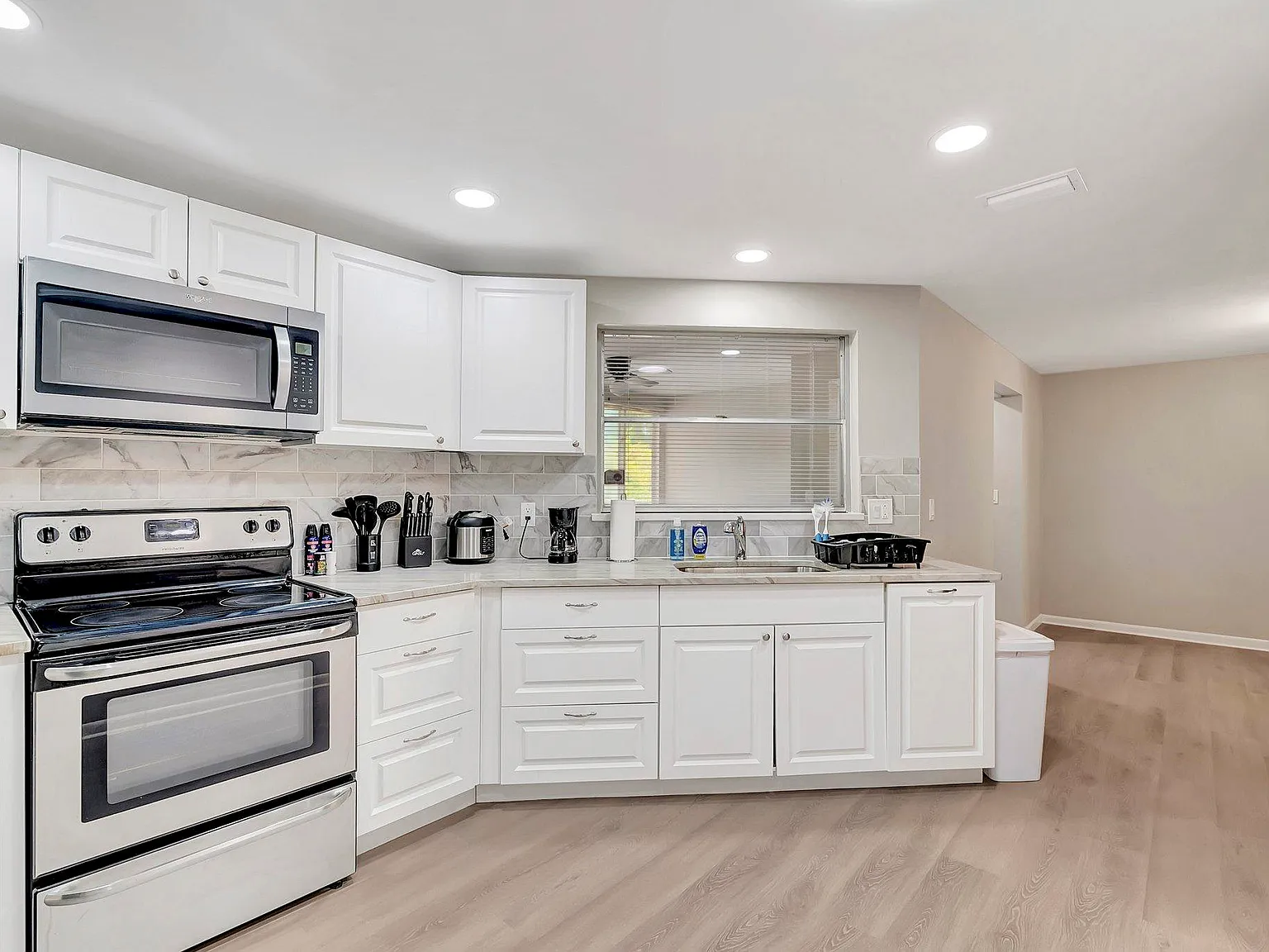 4 bed, 2.0 bath, 2321 sqft, $884 — Photo 4