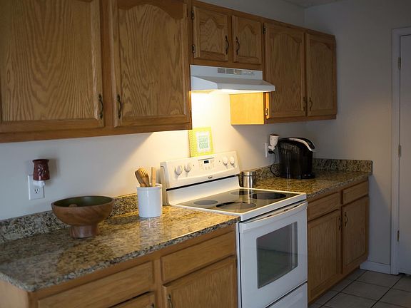 4th image of 280 Woodland Ln