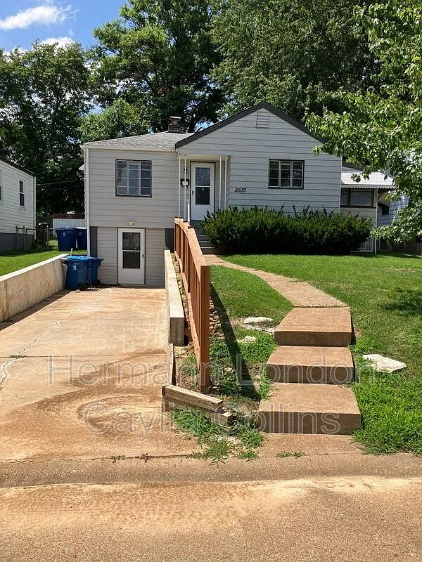 2 bed, 1.0 bath, 777 sqft, $1,045 — Photo 1