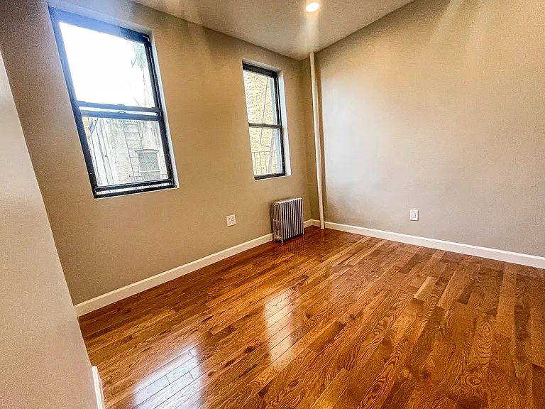 110 E 7th St #15 — Photo 1