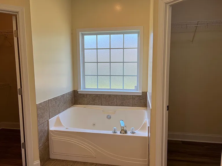 400 Manchester Ln — Photo 18