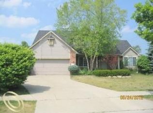 3124 Pheasant Run Ct, Wixom, MI 48393
