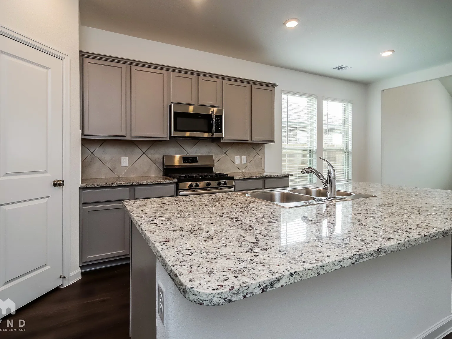 4 bed, 3.0 bath, 2385 sqft, $2,575 — Photo 4