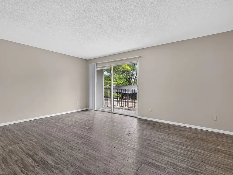 Hollow Hills Apartments — Photo 94