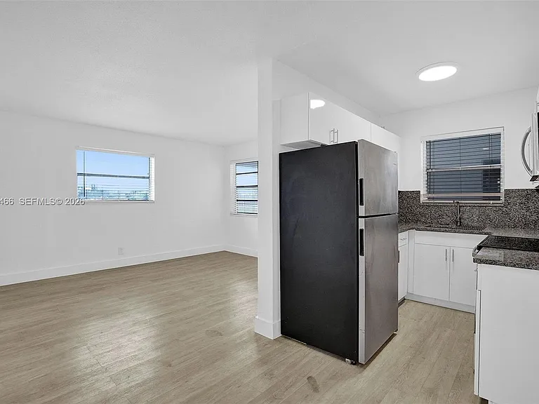 114 SE 8th St #105 — Photo 24