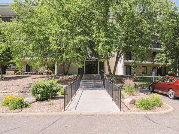 10521 Cedar Lake Rd APT 208, Minnetonka, MN 55305