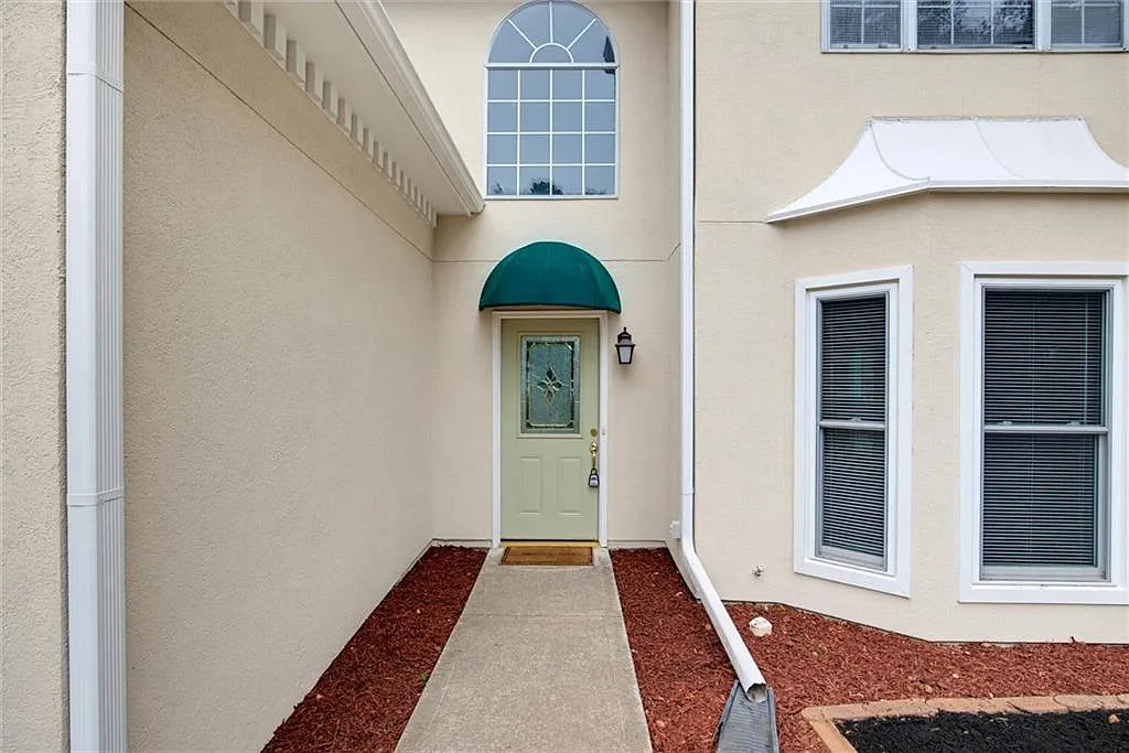 3 bed, 2.5 bath, 1932 sqft, $1,985 — Photo 3