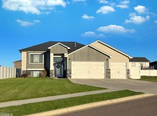 1921 Sunrise Dr, Dickinson, ND 58601