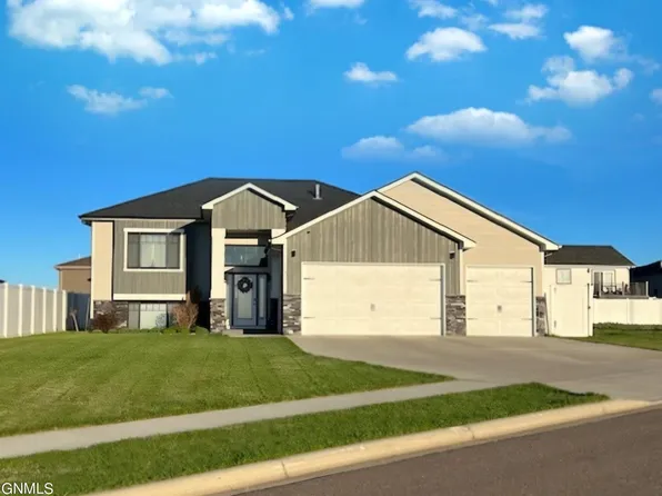 1921 Sunrise Dr, Dickinson, ND 58601
