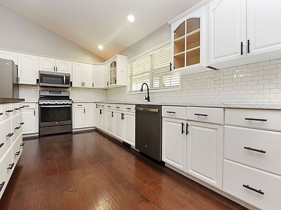 2nd image of 1171 Garrett Cir