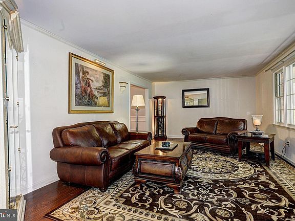 4th image of 212 Grosvenor Ln