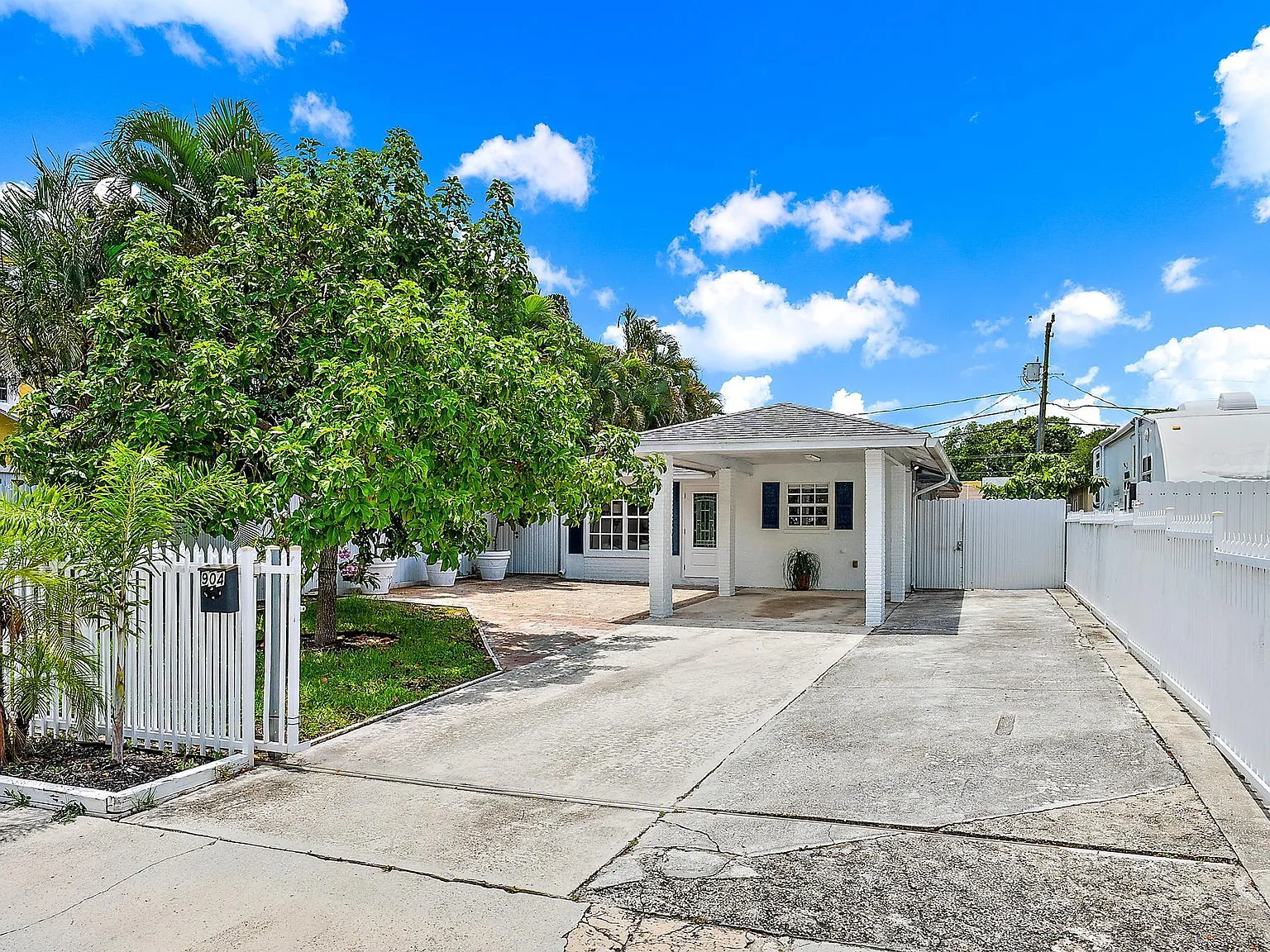 3 bed, 1.0 bath, 910 sqft, $3,250 — Photo 3