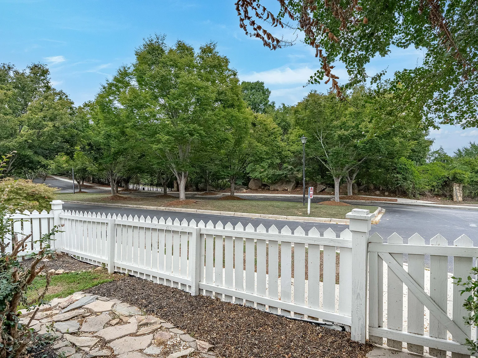 3 bed, 1426 sqft, $2,400 — Photo 4