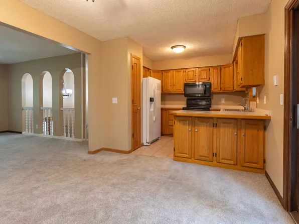 6012 Fleetwood Dr, Lincoln, NE 68516