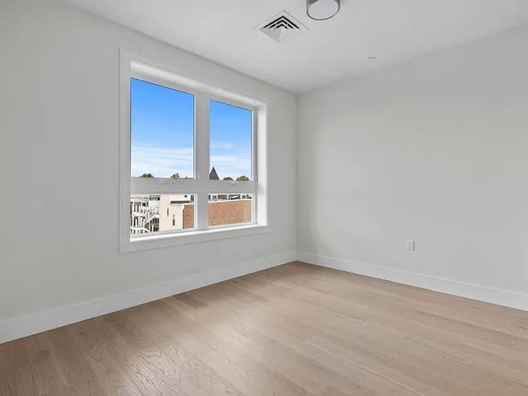 301 Border St — Photo 27