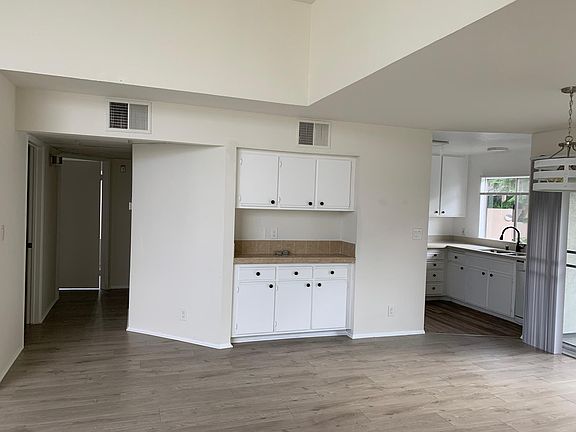 5th image of 2218 N Beachwood Dr #306
