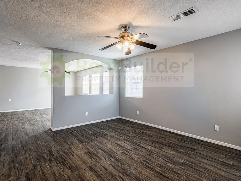 8309 Crimson Ave NE — Photo 3