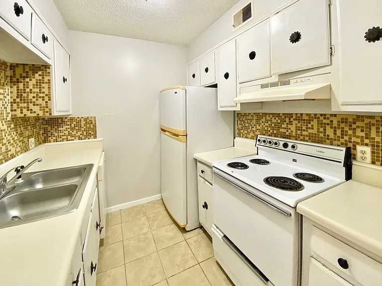 1208 Bush River Rd — Photo 6