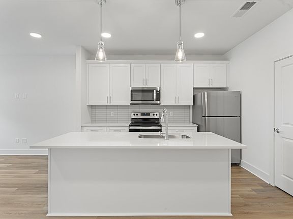3rd image of 700 N Dupont Ave #502