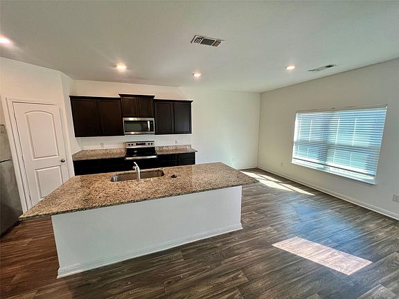 3rd image of 122 Fox Glen Trl