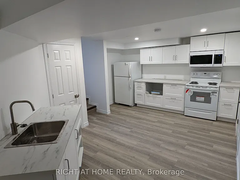 43 Glenayr Pl #LOWER — Photo 11