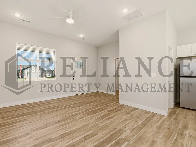 525 E Elmwood St — Photo 12