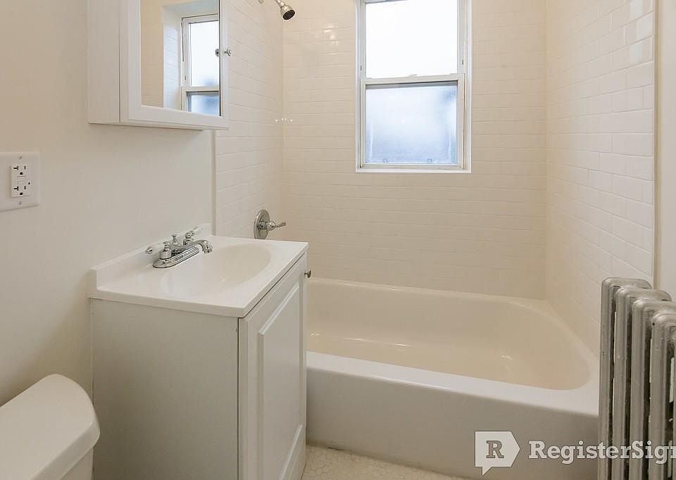 2nd image of 2722 W Farragut Ave APT R1