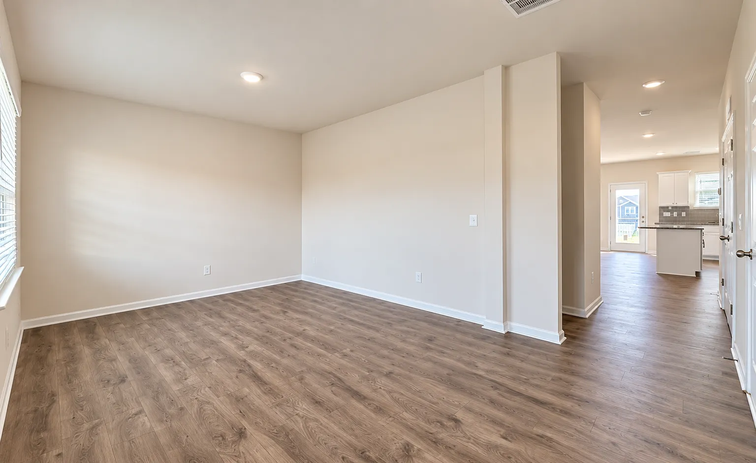 5 bed, 2565 sqft, $2,500 — Photo 2