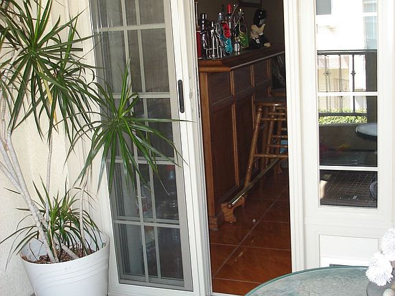 Patio window w/dog door