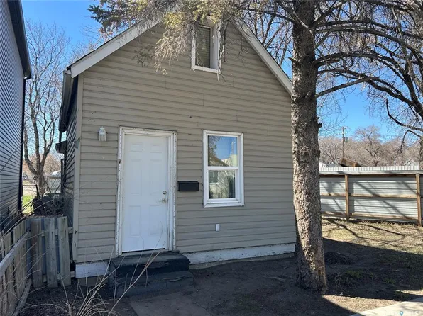 209 I AVENUE S, Saskatoon, SK S7M 1X8
