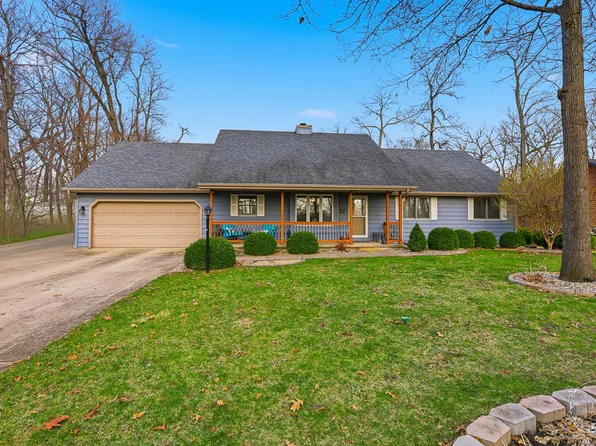 2853 S Forsythia Ln, Saint Anne, IL 60964