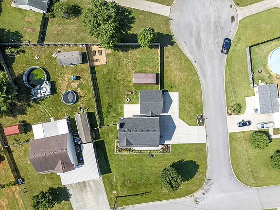 2nd image of 101 Daisy Ct