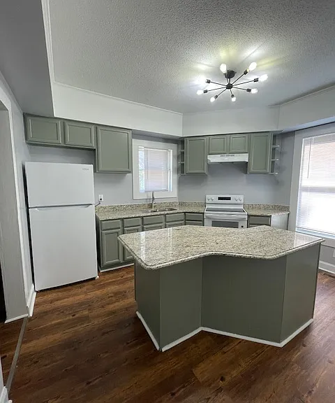 421 E Morehead St — Photo 11