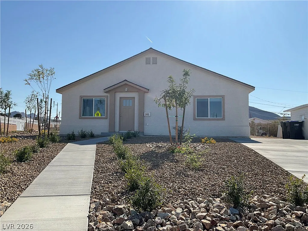 3 bed, 2.0 bath, 1044 sqft, $1,771 — Photo 2