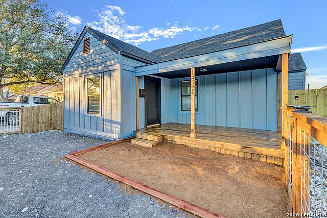 2 bed, 1.0 bath, 965 sqft, $1,550 — Photo 3