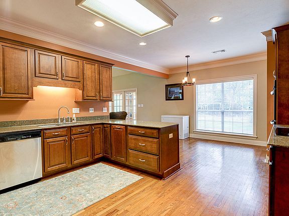 5th image of 40 Woodstone Dr